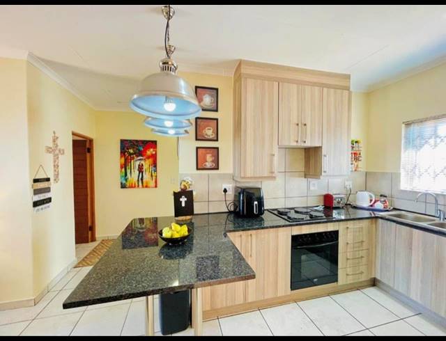2 BEDROOM TOWNHOUSE FOR SALE IN SOUTH CREST